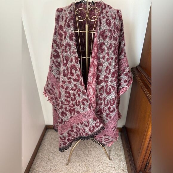 Vince Camuto burgundy leopard print wool cape with fringe - Picture 1 of 10